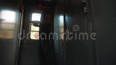 那个<strong>人</strong>的轮廓站在火车车厢上，手里拿着一部智能手机。 慢动作视频。 男<strong>人写字</strong>